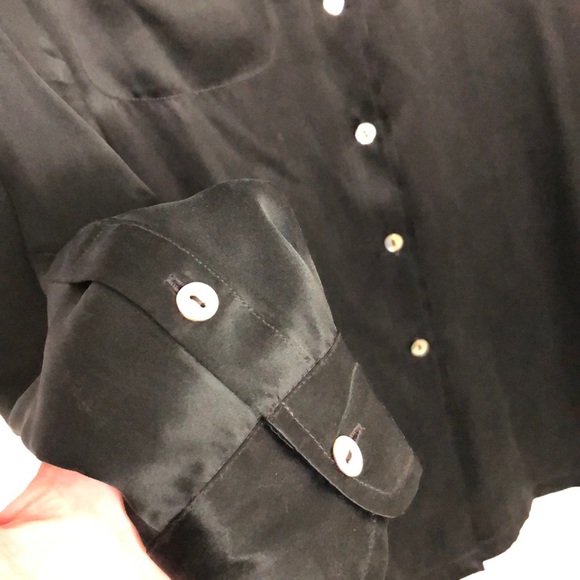 Silk blouse w/ abalone shell buttons - Picture 4 of 6